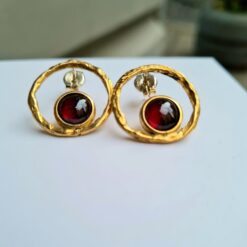 Orecchini MAEVA Bronzo Argento925 cerchio martellato con Granato