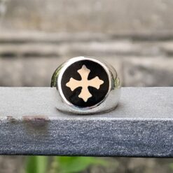 Anello Scudo Chevalier in Argento 925 Con Croce Celtica Smaltata Nera