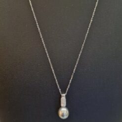 Collana in Oro Bianco 18kt con Perla grigia Coltivata 9mm e Diamanti 0,20 ct